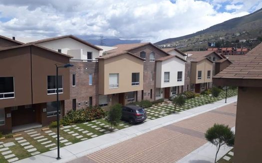 CASA AMPLIA EN VENTA SECTOR POMASQUI | 3 DORMITORIOS | ALTILLO, TERRAZA y ÁREAS COMUNALES