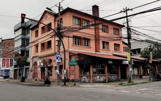 CASA RENTERA ESQUINERA EN VENTA – 2 DEPARTAMENTOS – 1 SUITE PEQUEÑA – 4 LOCALES – RUMIPAMBA / MAÑOSCA