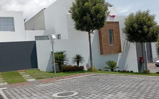 CASA EN VENTA CERCA AV. ELOY ALFARO y TERMINAL CARCELÉN 4 DORMITORIOS 2 PARQUEADEROS