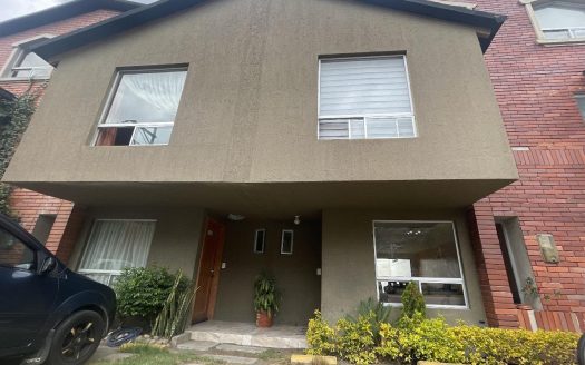 CASA EN VENTA 4 HABITACIONES EN POMASQUI CERCA A CEMEXPO – CONJUNTO PRIVADO